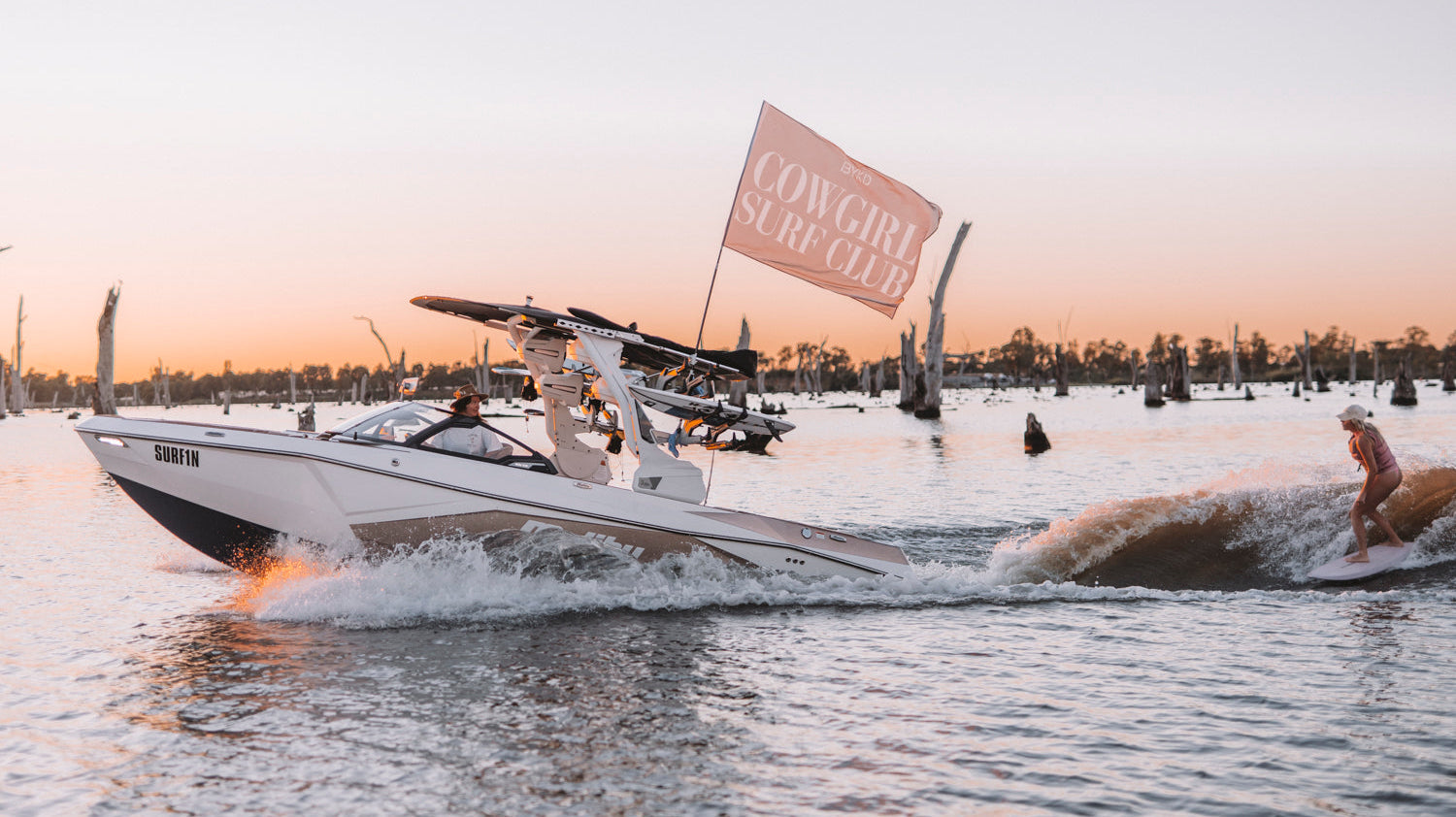 Cowgirl Surf Club surf session on the Murray River!