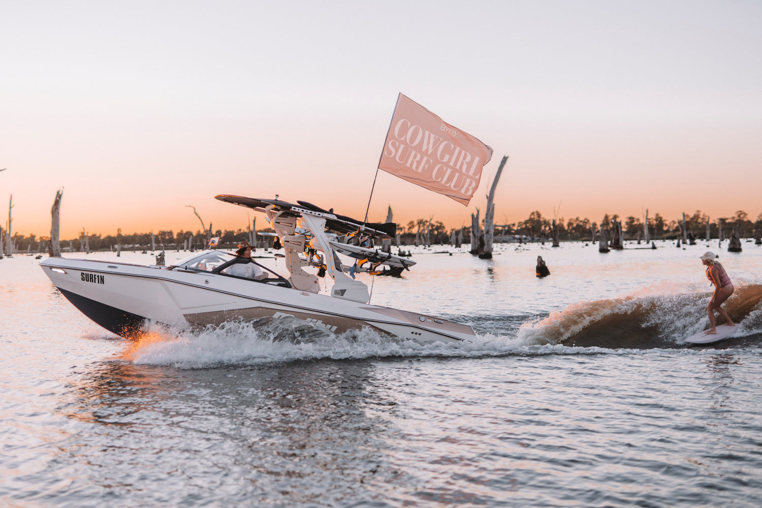 Cowgirl Surf Club surf session on the Murray River!